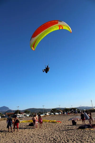 Image Évocatrice Atterrissage Parapente Sur Une Plage Ciel Bleu — Photo