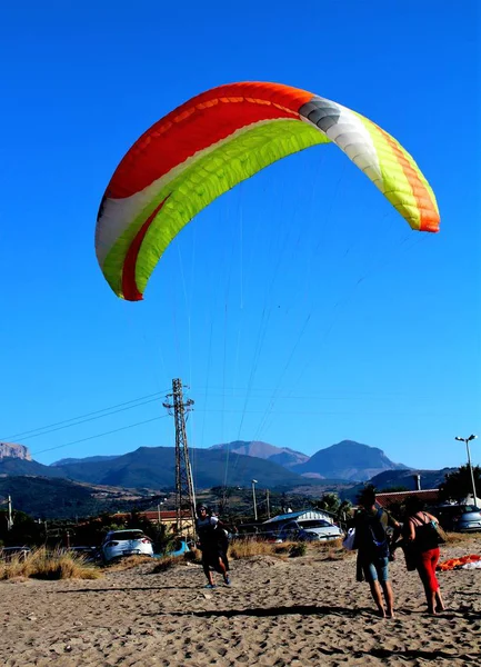 Levensecht Beeld Van Paragliding Landing Een Strand Met Blauwe Lucht — Stockfoto