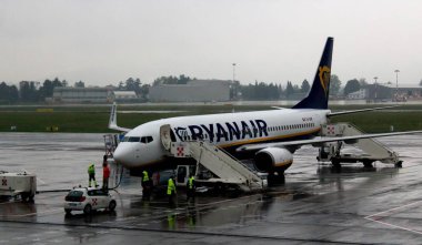 2019.05.20 Milan, Orio al Serio havaalanı, Ryanair düşük maliyetli havayolu İtalya uçuşu, yağmurlu bir günde yakıt ikmali sırasında dinlenme alanında uçağın canlandırıcı görüntüsü durdu.