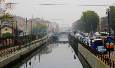Milan, İtalya, 21 Ekim 2017 - Naviglio Grande: Birçok restoran ve sokak yemeğinin varlığı nedeniyle gece hayatı dolu şehrin bohem buluşma yeri