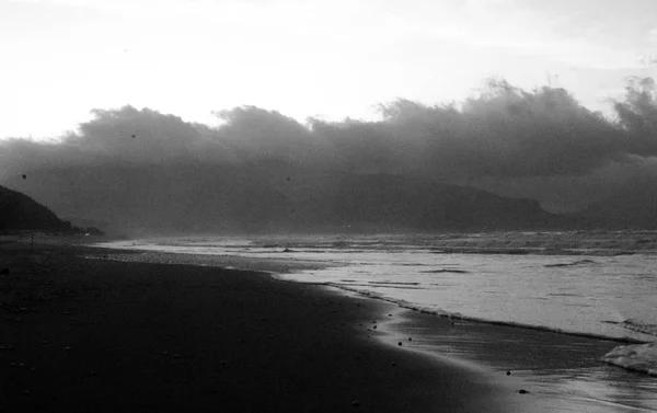 Dramatyczny Czarno Biały Obraz Plaży Złą Pogodą Sycylii — Zdjęcie stockowe