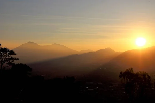 Stimmungsvolles Bild Des Sonnenuntergangs Mit Der Silhouette Der Berge Hintergrund — Stockfoto
