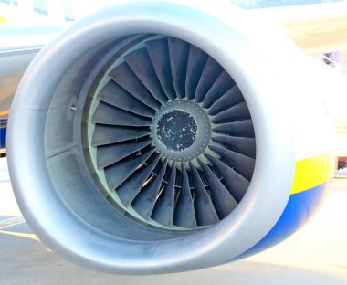 737 uçak türbini kalkış için havaalanında duruyor.