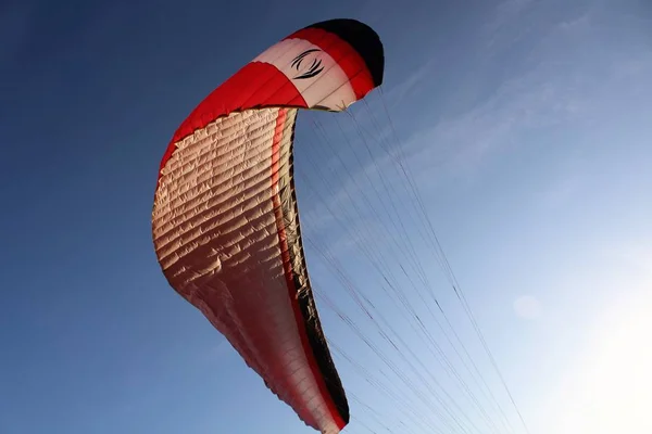 Image Évocatrice Voile Parapente Ciel Bleu Décollant Par Une Journée — Photo