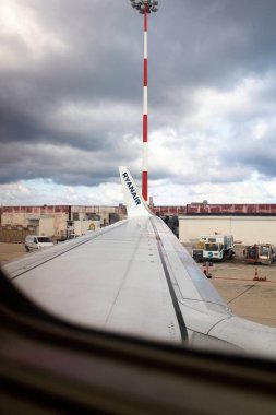 2019.09.26 Palermo Punta Raisi, Ryanair düşük maliyetli havayolu şirketi, kötü hava koşullarıyla kalkış aşamasında havayolu logosunun hatırlatıcı görüntüsü.