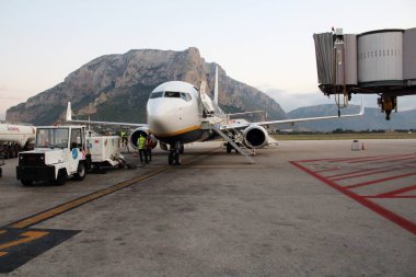 2019.10.28 Palermo Punta Raisi, Ryanair düşük maliyetli havayolu şirketi, yakıt ikmali yapılan uçakların canlandırıcı görüntüsü.