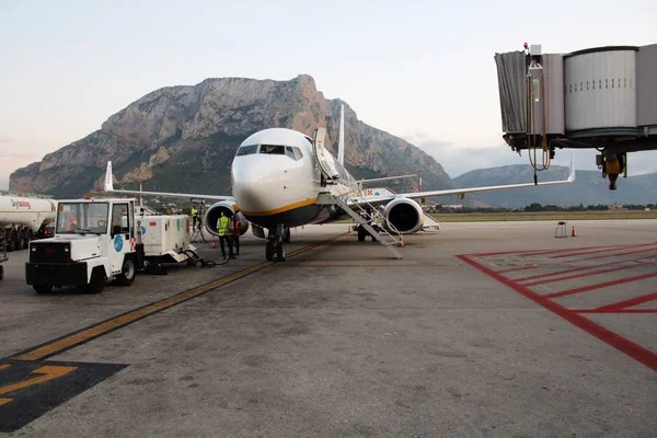2019.10.28 Palermo Punta Raisi, Ryanair düşük maliyetli havayolu şirketi, yakıt ikmali yapılan uçakların canlandırıcı görüntüsü.
