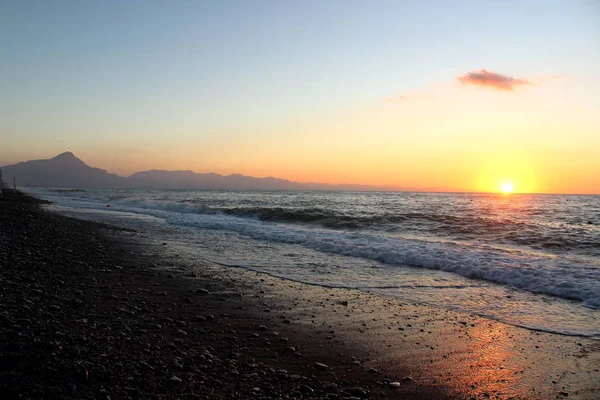 Zon Die Achter Het Voorgebergte Ondergaat Met Zee Voorgrond — Stockfoto