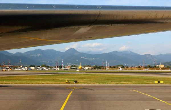 Evocadora Imagen Del Ala Avión Zona Descanso Con Las Montañas — Foto de Stock