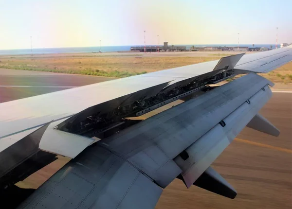 Interessant Beeld Van Vleugel Van Een 737 Vliegtuig Tijdens Landingsfase — Stockfoto