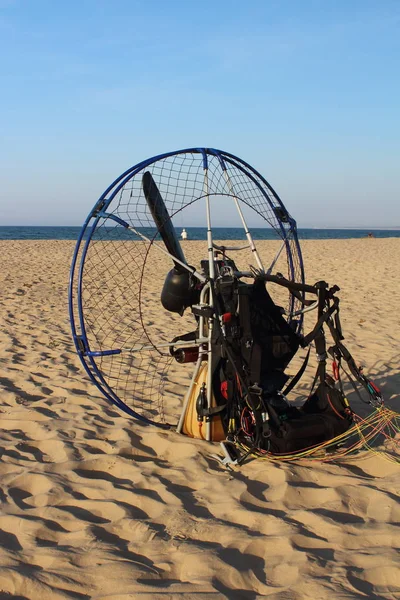 Ciekawy Obraz Silnika Benzynowego Śmigła Zabezpieczeniem Paralotniarstwa Żaglowego Nad Morzem — Zdjęcie stockowe