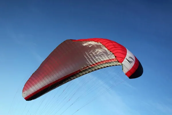 Sugestywny Obraz Paralotniarstwa Błękitnym Niebem Startującym Słoneczny Dzień — Zdjęcie stockowe