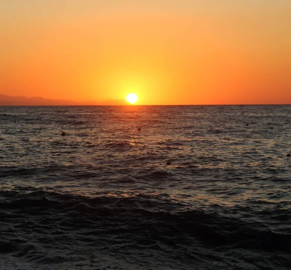 Die Untergehende Sonne Hinter Der Landzunge Mit Dem Meer Vordergrund — Stockfoto