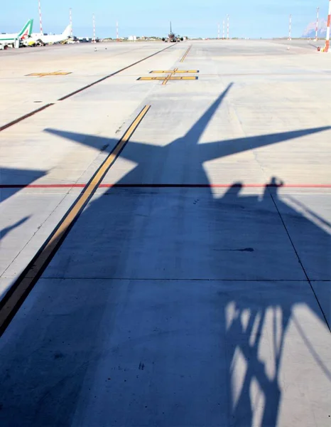 Sombra Cauda Avião Área Estacionamento Com Passageiros Silhuoette Esperando Para — Fotografia de Stock