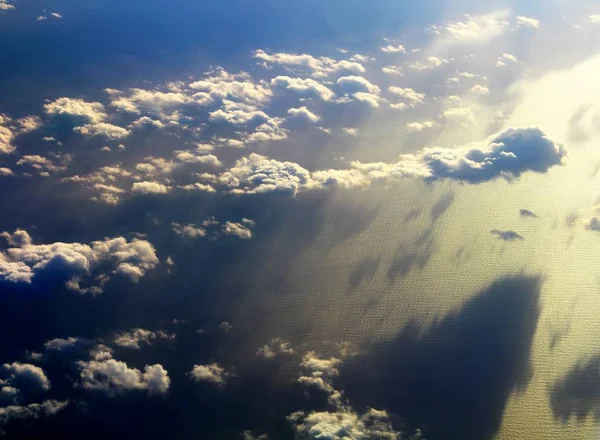 Imagem Evocativa Nuvens Brancas Com Céu Azul Mar Fundo Visto — Fotografia de Stock