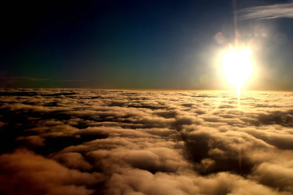 Espetacular Pôr Sol Visto Avião Com Nuvens Primeiro Plano Céu — Fotografia de Stock