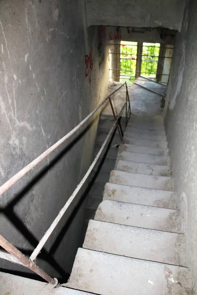 2019.06.16 - Limbiate, Milan, İtalya, Mombello 'daki fotoğraf muhabirliği tımarhanesi, terk edilmiş psikiyatri hastane merdivenleri ve terk edilmiş katlara erişim için tırabzanlar.