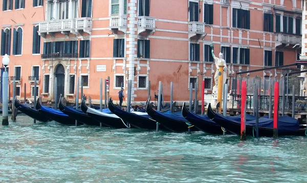 Veneza Itália Dezembro 2018 Evocativa Imagem Gôndolas Ancoradas Longo Cais — Fotografia de Stock