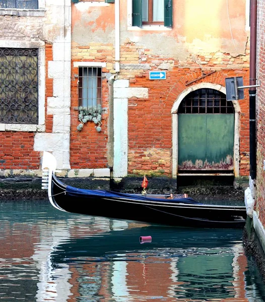 이탈리아 베니스 2018 Evocative Image Gondolas Moving Canal — 스톡 사진