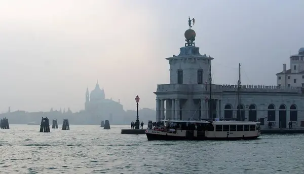 Veneza Itália Dezembro 2018 Evocativa Imagem Uma Balsa Movimento Canal — Fotografia de Stock