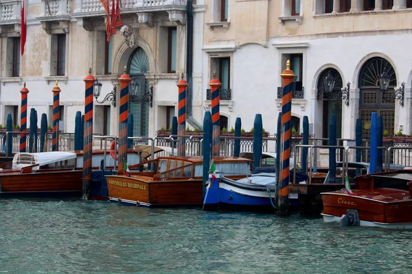 Венеция Италия Декабря 2018 Воспоминательное Изображение Моторных Лодок Пришвартованных Причале — стоковое фото