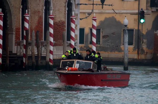 Venecia Italia Diciembre 2018 Imagen Evocadora Los Bomberos Venecia Acción — Foto de Stock