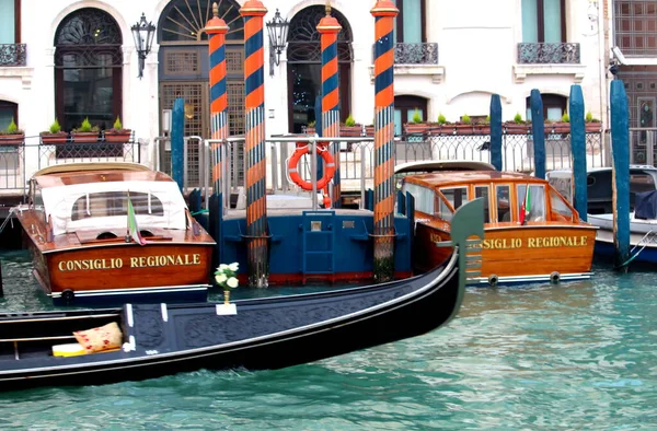 Венеция Италия Декабря 2018 Воспоминательное Изображение Моторных Лодок Пришвартованных Причала — стоковое фото