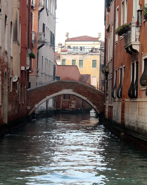Wenecja Włochy Grudnia 2018 Sugestywny Obraz Typowego Kanału Weneckiego Mostem — Zdjęcie stockowe