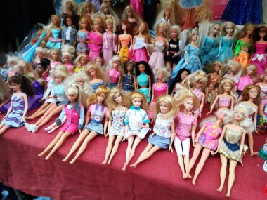 70 'lerin Barbie bebeklerinden oluşan bir grubun klasik bir pazardaki canlandırıcı görüntüsü.