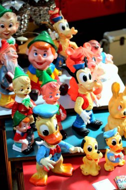 70 'lerin bebeklerinin canlandırıcı görüntüsü. Vintage pazarındaki Disney karakterleri.