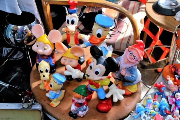 Levensecht Beeld Van Jaren Poppen Disney Personages Een Vintage Markt — Stockfoto