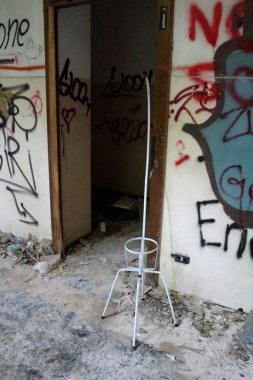 2019.09.28 - Limbiate, Milan, İtalya, Mombello 'daki fotoğraf muhabirliği sığınma evi, terk edilmiş psikiyatri hastanesi, hastane yapısının koridorundaki duvar resimleri