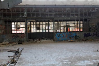 2019.09.28 - Limbiate, Milan, İtalya, Mombello 'daki fotoğraf muhabirliği sığınma evi, terk edilmiş psikiyatri hastanesi, demir bölen yapı ve kırık cam parçalarıyla endüstriyel deponun içi