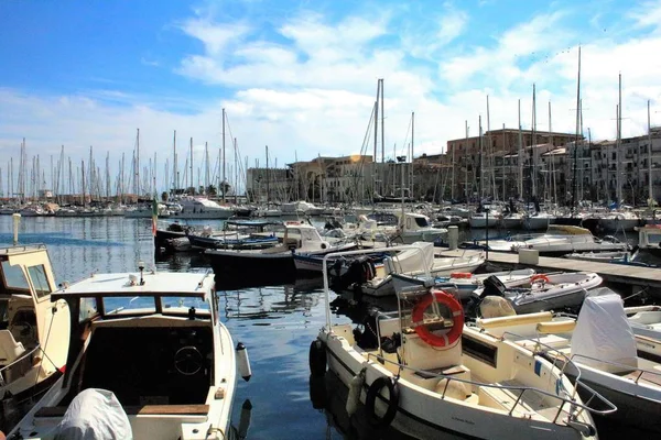 Evocadora Imagen Veleros Amarrados Puerto Día Soleado — Foto de Stock