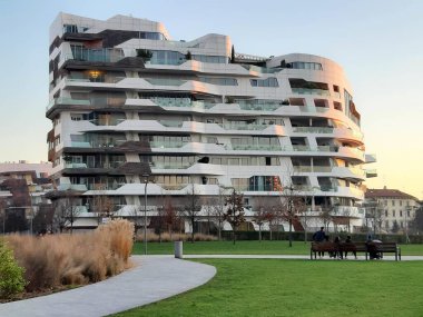 Milan, İtalya, 27 Aralık 2019, Milano Şehri Hayat Alışveriş Bölgesi 'ni gökdelenli ve saraylı hayal edin.