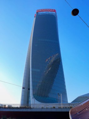 Milan, İtalya, 27 Aralık 2019, Milano Şehri Hayat Alışveriş Bölgesi 'ni gökdelenli ve saraylı hayal edin.