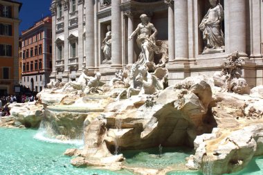 Roma, İtalya, 2 Haziran 2017 Roma Trevi Çeşmesi güzel güneşli bir günde fıskiyenin canlandırıcı görüntüsü