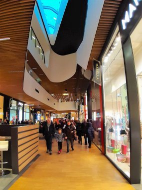 Milan, İtalya, 27 Aralık 2019, Milan City Life alışveriş bölgesinin gökdelenleri ve binaları ve alışveriş merkezlerinin iç kısımlarını çağrıştıran görüntüsü.