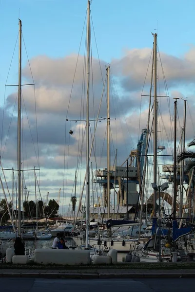 Evocadora Imagen Veleros Amarrados Puerto Día Soleado — Foto de Stock