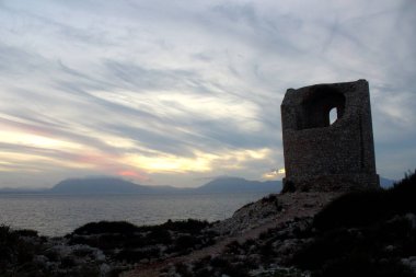 Arka planda deniz kıyısı olan denizdeki korsan gözlem kulesinin canlandırıcı görüntüsü