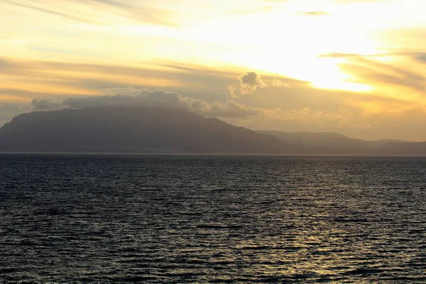 Stimmungsvolles Bild Von Sonnenuntergang Über Dem Meer Mit Landzunge Silhouette — Stockfoto