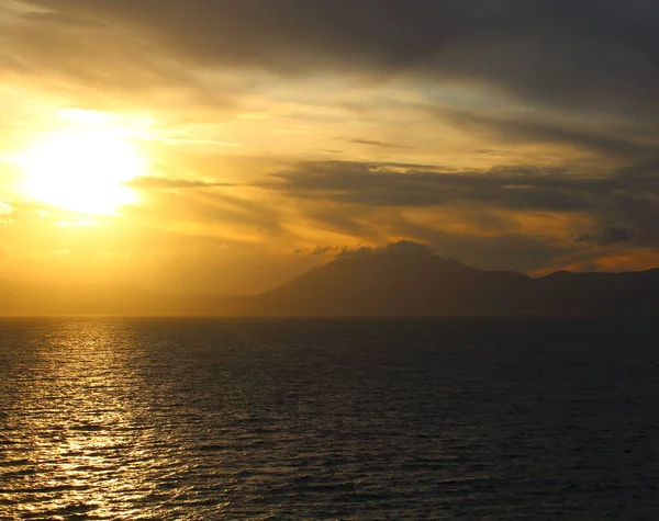 Stimmungsvolles Bild Von Sonnenuntergang Über Dem Meer Mit Landzunge Silhouette — Stockfoto