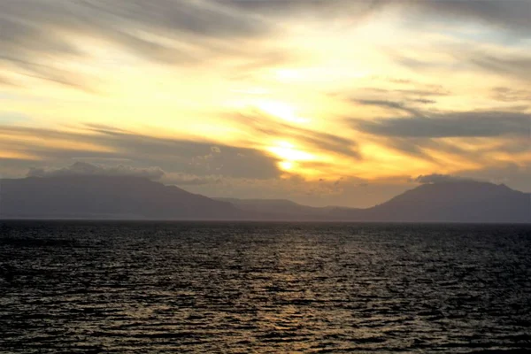 Stimmungsvolles Bild Von Sonnenuntergang Über Dem Meer Mit Landzunge Silhouette — Stockfoto