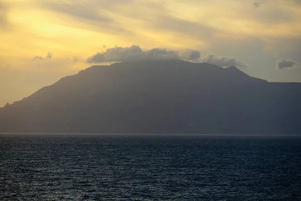 Levensecht Beeld Van Zonsondergang Boven Zee Met Kopakkersilhouet Achtergrond — Stockfoto