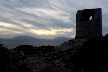 Arka planda deniz kıyısı olan denizdeki korsan gözlem kulesinin canlandırıcı görüntüsü