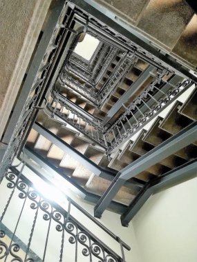 Aşağıdan görünen 50 'li yılların merdivenlerinin dokularının anımsatıcı görüntüsü