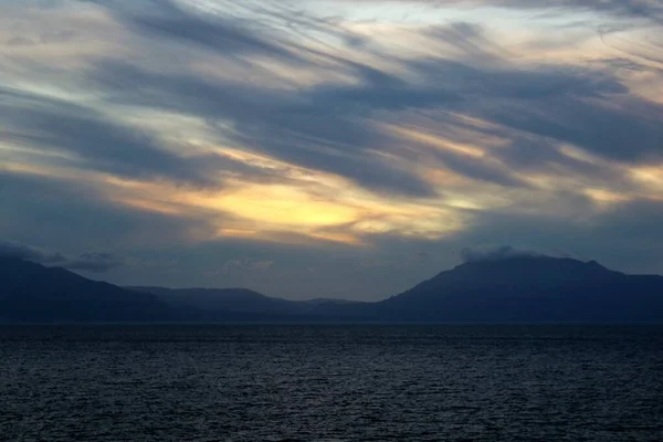 Збуджуюче Зображення Заходу Сонця Над Морем Силуетом Задньому Плані — стокове фото