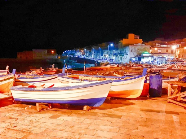夜に港の漁船を連想させるイメージが — ストック写真