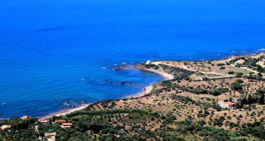 Sicilya, İtalya 'da arka planda deniz kıyısının anımsatıcı görüntüsü
