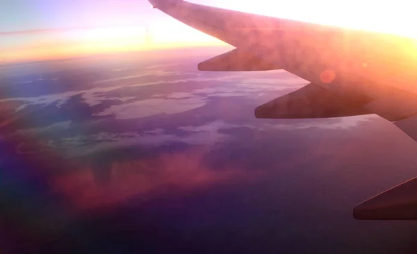 Evokatives Bild Eines Flügels Eines Flugzeugs Das Bei Sonnenuntergang Gegenlicht — Stockfoto